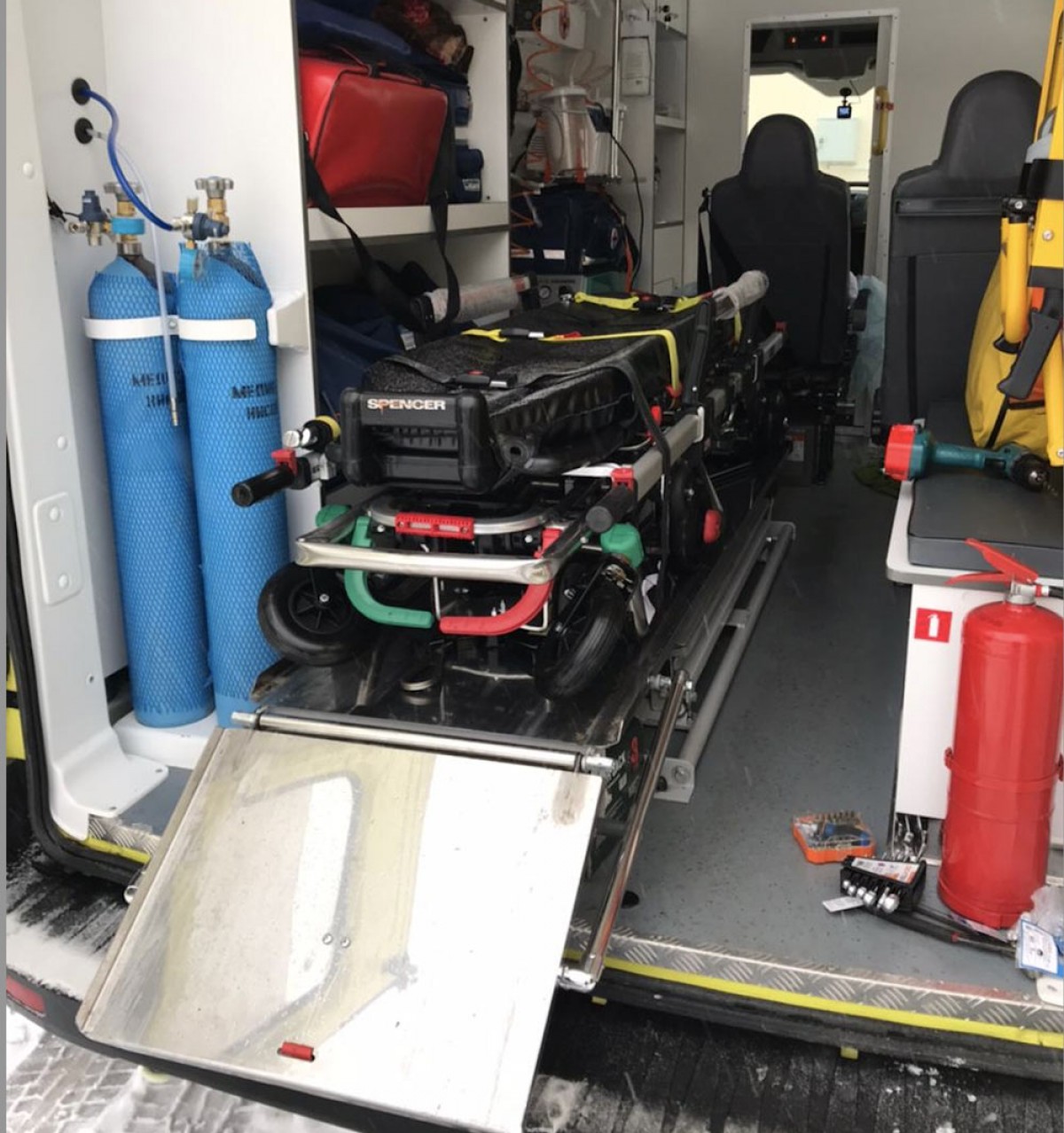 Машины скорой помощи оборудованы всем необходимым для спасения жизни человека